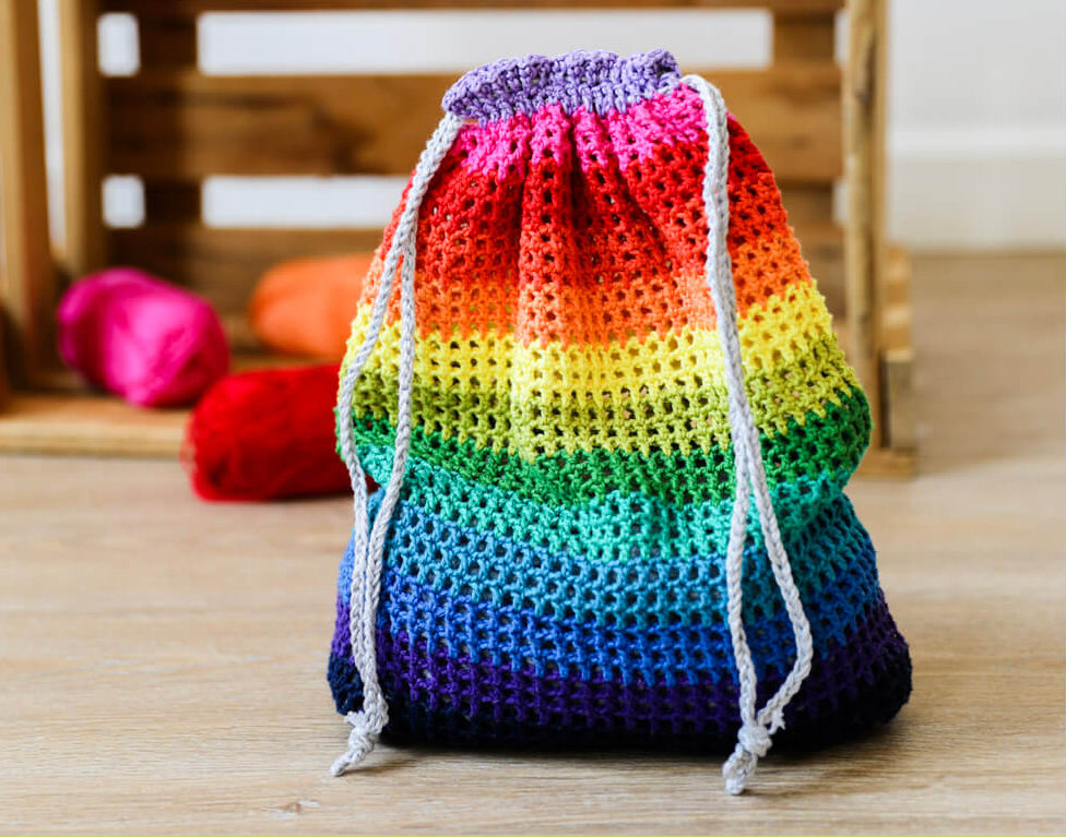 Pride Month: Strick- und Häkelprojekte in Regenbogenfarben