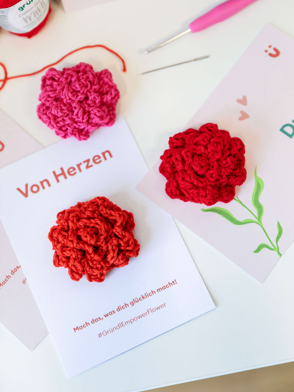 GründlEmpowerFlower – gehäkelte Nelke