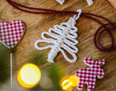 Weihnachtsgeschenke verpacken: Geschenkanhänger häkeln & kostenlose Downloads