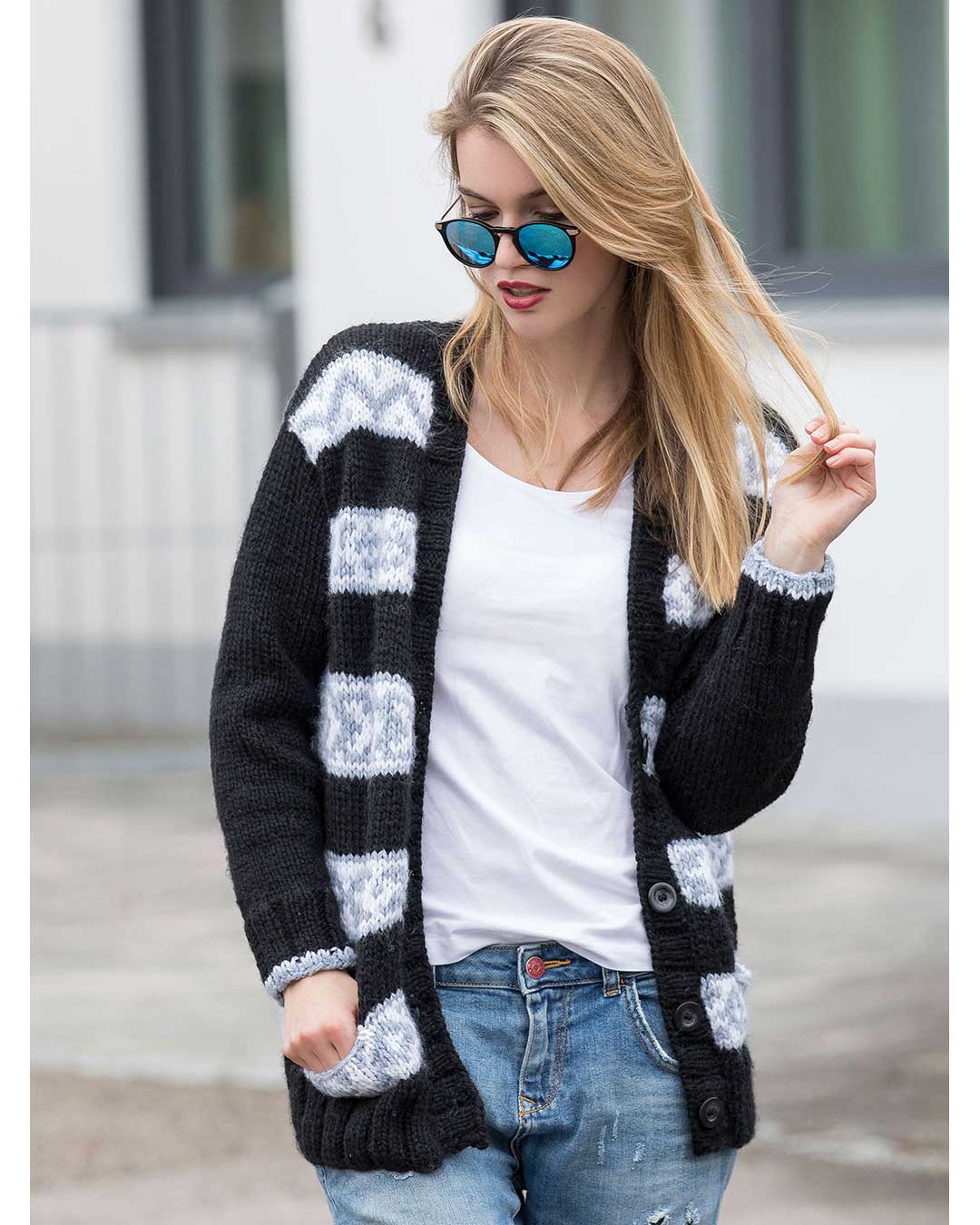 Jacke und Mütze mit Einstrickmuster